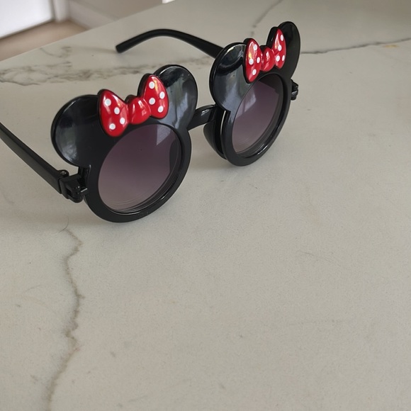 Cute toddler Minnie Mouse sunglasses new, no tags - Picture 3 of 3